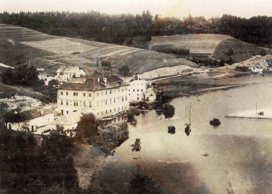 Langhalsen während des Abbruchs 1923. Die Kirche ist schon abgerissen.
