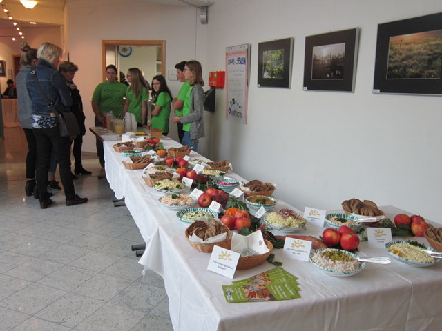 Gesunde Smoothies von den Schülern der NMS Hartkirchen selbst zubereitet, Aufstriche von den Bäuerinnen bei der Langen Nacht der Gesundheit in Hartkirchen