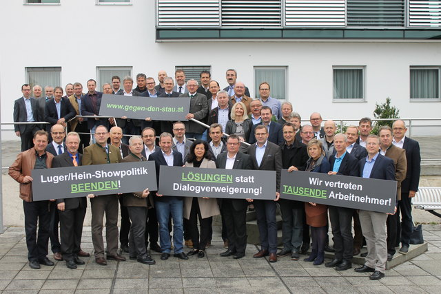 Aus allen vier Mühlviertler Bezirken versammelten sich die Bürgermeister vor dem Gemeindeamt in Engerwitzdorf. | Foto: BRS/Fohler
