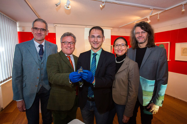 Landesarchäologe Raimund Kastler, Landesrat Heinrich Schellhorn, Bürgermeister Adi Rieger, Museumsleiterin Ingrid Weydemann und Felix Lang von der Universität Salzburg mit dem kleinen Achill in der Mitte. (v.l.n.r.) | Foto: Franz Neumayr / Land Salzburg
