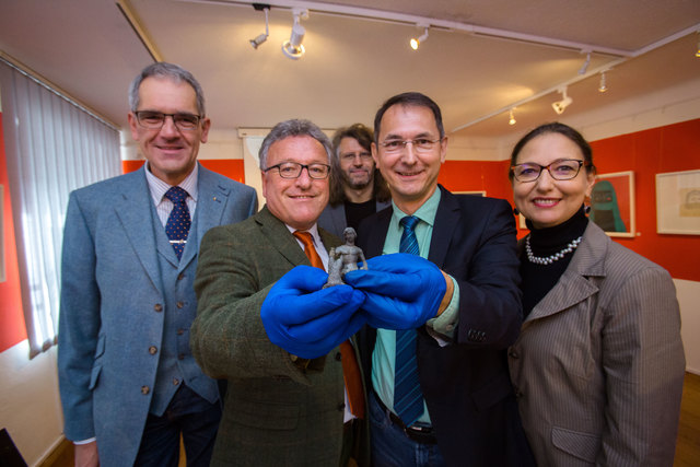 Landesarchäologe Raimund Kastler, Landesrat Heinrich Schellhorn, Felix Lang von der Universität Salzburg, Bürgermeister Adi Rieger, Museumsleiterin Ingrid Weydemann mit dem kleinen Achill in der Mitte. (v.l.n.r.) | Foto: Franz Neumayr / Land Salzburg