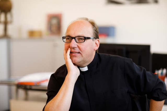 „EUNTES CURATE ET PRAEDICATE“- wird die Inschrift des bischöflichen Wappens sein. Damit möchte der kommende Innsbrucker Diözesanbischof auch allen Getauften in seinem Bistum Auftrag, Mut und Orientierung geben.