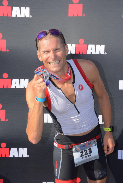 Stefan Leitner freut sich über seinen Erfolg. | Foto: Finisherpix