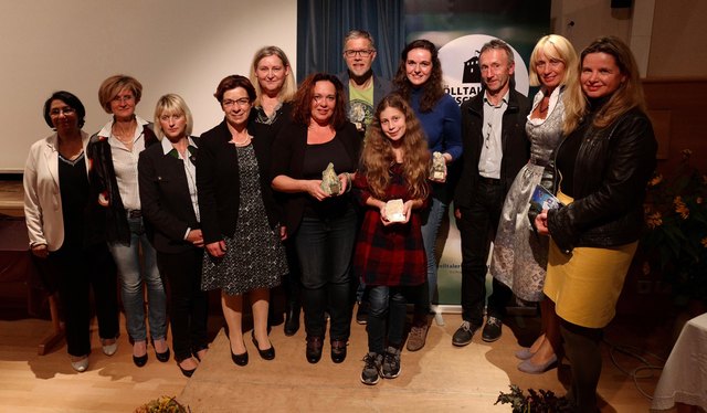 Das Organisationskomitee mit den Preisträgern Yannin Espinoza Zwischenberger, Barbara Steiner, Gabi Edler, Anita Gössnitzer, Melitta Fitzer, Katharina Springer, Gerhard Benigni, Katharina Galler, Anna Fercher, Gustav Tengg, Karoline Taurer und Sabine Seidler