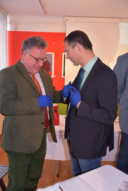 Landesrat Heinrich Schellhorn (links) und Bürgermeister Adi Rieger mit blauen Handschuhen.