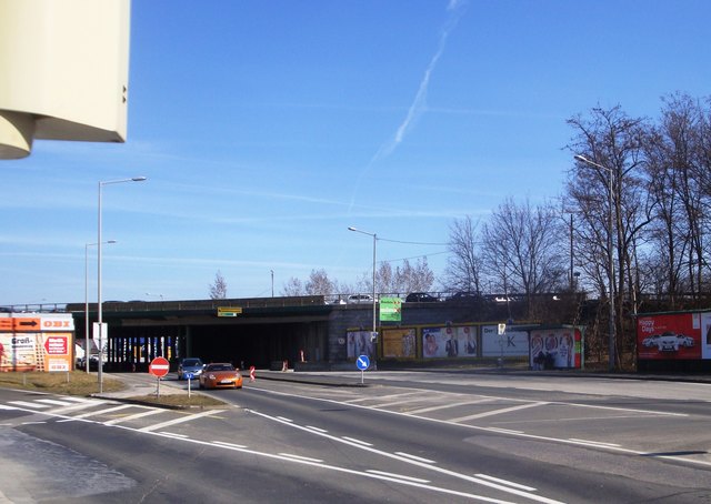 Vorher: Jahrzehntelang mussten die Autos in Richtung Innenstadt durch diese Brücke fahren. Jetzt ist sie Geschichte. | Foto: KK
