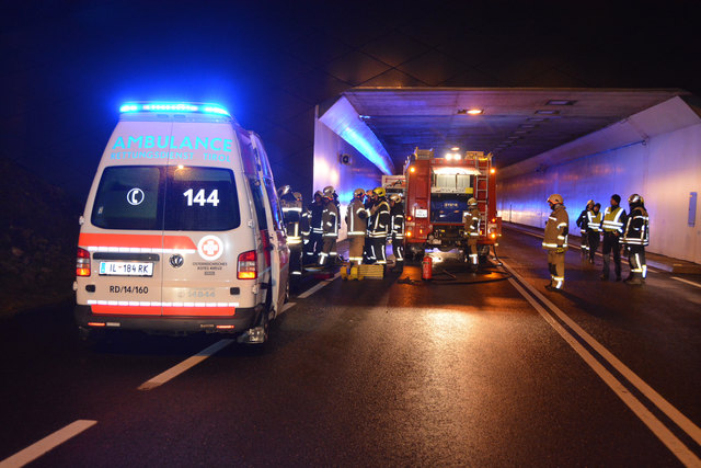 Gegen 4:30 Uhr kam es am 10. Oktober zu einem tödlichen Verkehrsunfall auf der Loferer Straße bei Wörgl. | Foto: ZOOM.TIROL