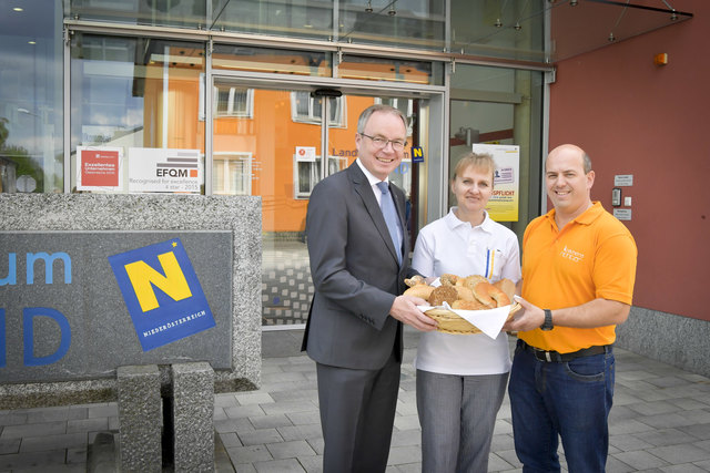 LH-Stv. Stephan Pernkopf, Stellvertretende Küchenleiterin Helga Zrout und der Firmeninhaber der Bäckerei Richter, Edwin Richter.﻿ | Foto: privat