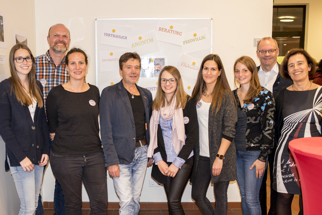 Beim Jubiläumsfest: Caroline Braschel,  Markus Brunnauer, Iris Brandstetter, Korbinian Wieser,  Martina Gruber, Jacqueline Leitinger (Streetwork Pinzgau), Theresa Rass (Streetwork Pinzgau), Alois Moser (Pfarrer Saalfelden) und Edda Böhm-Ingram. | Foto: Caritas