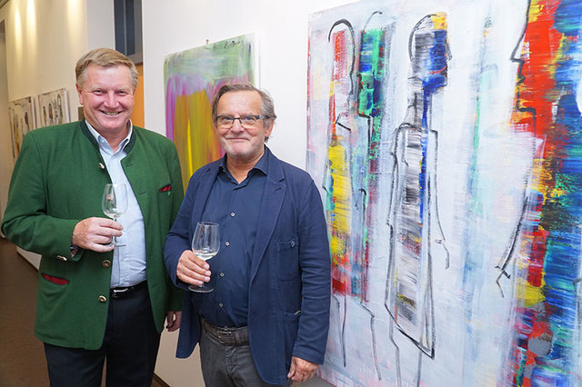 Bürgermeister Karl Zimmermann gemeinsam mit Hans Beletz in der Ganggalerie des Gemeindeamts. | Foto: Conny Hauser
