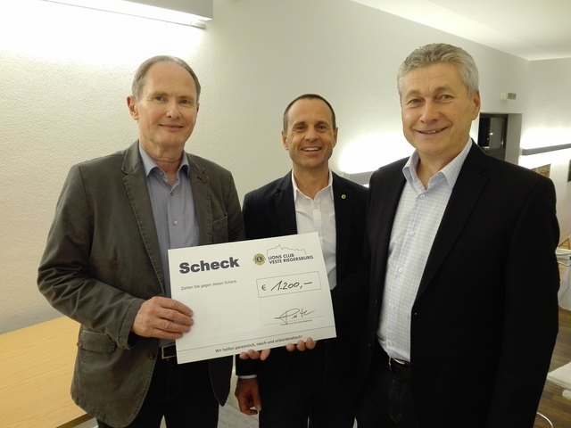 Lions-Präsident Jürgen Reisinger (M.) überreichte den Direktoren Franz Kern (l.) und Wolfgang Weiß je 1.200 Euro. | Foto: KK