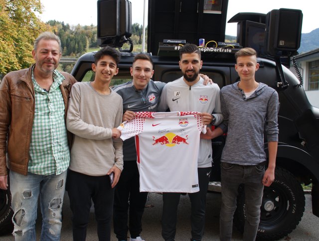 Tobias (re.) und Dijon (2.v.l.) konnten sich gegen eSpieler Andres Torres (Mi.) und Stürmer Munas Dabbur (2.v.r.) an der Playstation beweisen. Links im Bild: Uwe Braun vom Jugendtreff Liberty.