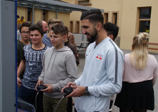 Die Kids konnten auch gegen Stürmer Munas Dabbur ihr Glück auf der Playstation versuchen.