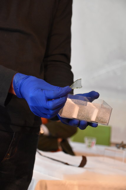 Ein Stück Glas aus der Römerzeit.