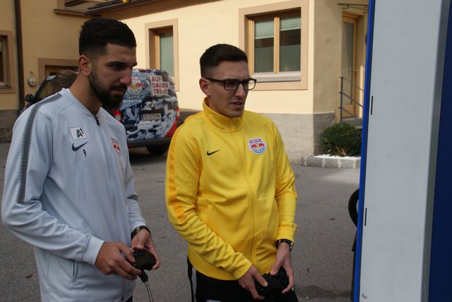 Munas Dabbur misst sich mit eSpieler Andres Torres.