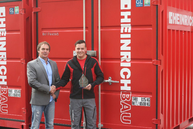 Der Lehrlingsbeauftragte Markus Söllner gratuliert 
Markus Winkler zu seinem 2. Rang beim 
Landeslehrlingswettbewerb. | Foto: Heinrich Bau