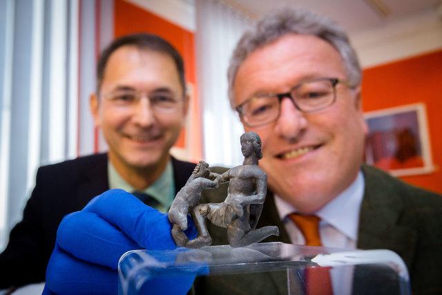 Bürgermeister Adi Rieger (links) und Landesrat Heinrich Schellhorn mit dem kleinen Achill. | Foto: Franz Neumayr / Land Salzburg