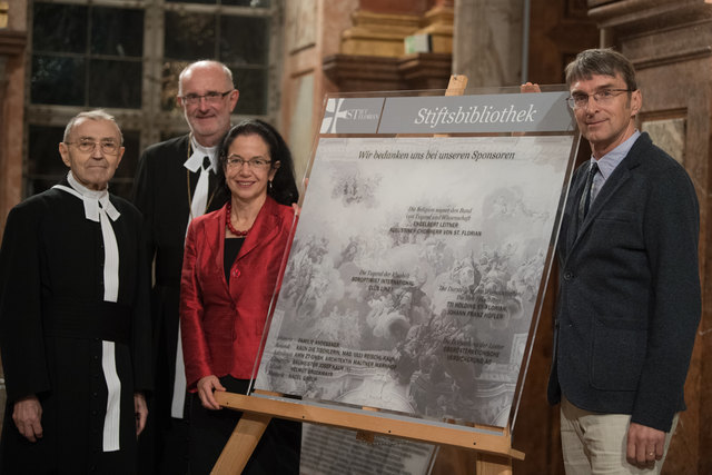 v.l. Leiter der Stiftsbibliothek Karl Rehberger, Propst Johann Holzinger, Landeskonservatorin Knall-Brskovsky (BDA) und Stiftsbibliothekar Friedrich Buchmayr mit der Sponsorentafel | Foto: Stift St. Florian/Kerschbaummayr