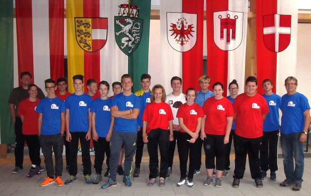 hi. li.: U-16 Tirol vl. Betreuer Erich Schneider, Ina Leitner, Christoph Seebacher, Maximilian Gfäller und Jonas Burgstallervo. li.: U-14 Klagenfurt hinten rechts U-16 Klagenfurt vorne rechts U-14 Tirol Angelina Gfäller, Natalie Aberger, Marion Nothegger, Florian Mühlegger ganz rechts der JESZ Klagenfurt Betreuer Siegi Spöck.