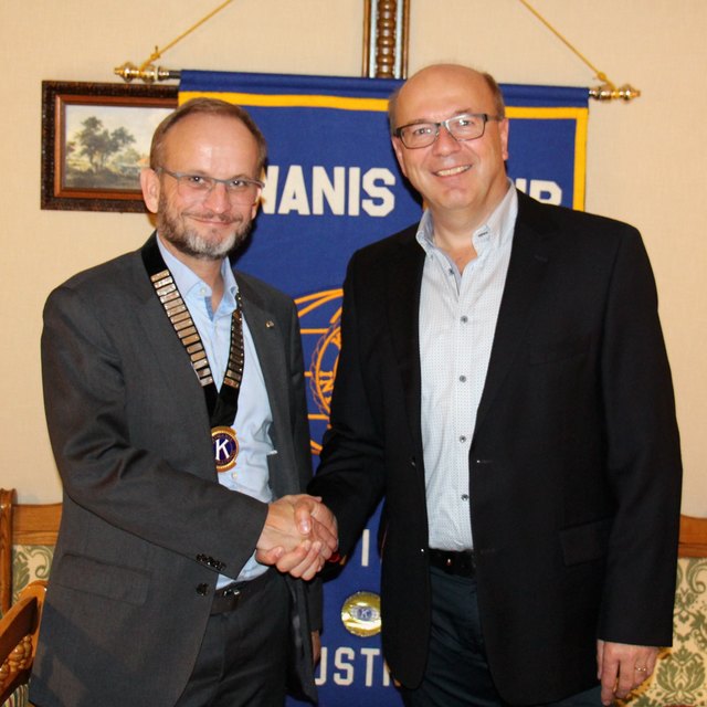 Peter Wöhrer (rechts) übergab an Michael Nefischer | Foto: Kiwanis Club Mühlviertel