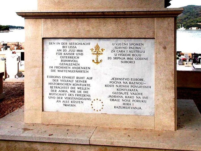 Unter dem Löwen: Gedenktafel zur Seeschlacht von Lissa | Foto: YCBS / Gerhard Nagy