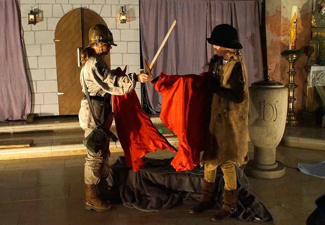 Martin teilt seinen Mantel mit dem Bettler - Vorbild christlicher Caritas.