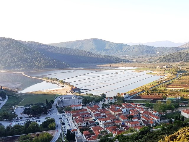Blick auf die Salinenstadt Ston mit den Salzgärten dahinter.