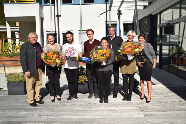 Die erfolgreichen Lehrlinge mit Dir. Günther Schwazer (3.v.r.), Vizedir. Martina Bombardelli (re.) und Andreas Fahrner (li.).