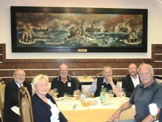 Die Crew der 1. Woche unter dem Gemälde der Seeschlacht von Lissa - v.l.: Skipper Christian Haidinger, Claudia Dringo, Wilfried Wesener, Co-Sk. Gerhard Nagy, Michael Auer, Sepp Pagitz | Foto: YCBS