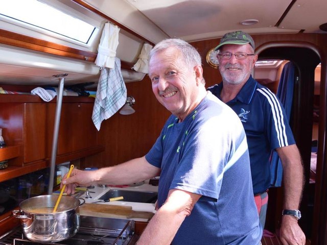 Chefs in der Kombüse: Gerhard Nagy und Wilfried Wesener | Foto: YCBS / Sepp Pagitz