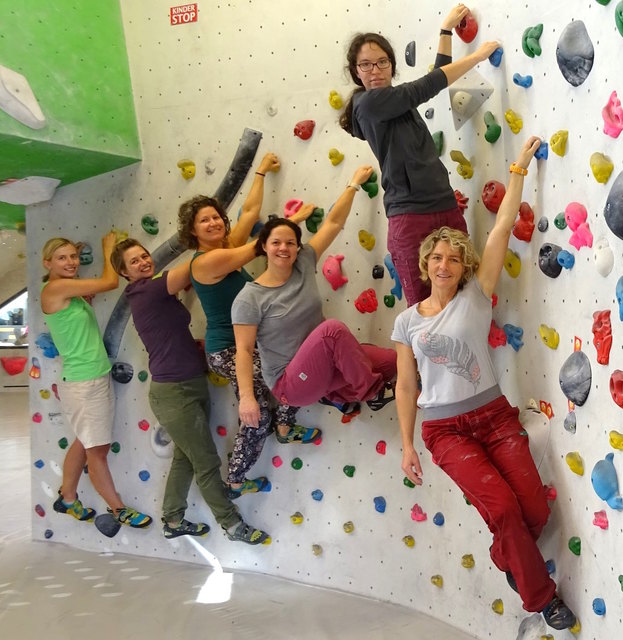 Die Frauen beim Boulder-Workshop. | Foto: Bernhard Geisler