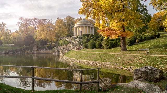 Goldener Herbst im Schlosspark, beim Leopoldinentempel