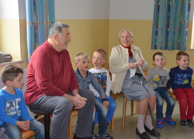 Die Senioren und Kinder spielen miteinander und feiern Feste zusammen. Begonnen hat alles 2012 als die Kinder im ViWo St. Marienkirchen ein Muttertagsgedicht vorgetragen haben. | Foto: Kindergarten St. Marienkirchen