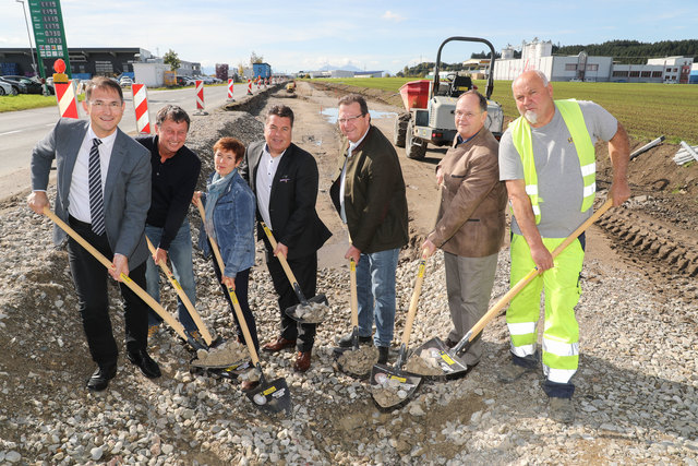 v.l.n.r.: Bürgermeister Adi Rieger, Bauleiter Günter Haag, Ursula Hemetsberger, Landesrat Hans Mayr, Bürgermeister Friedrich Kreil, Roland Hittenberger und Polier Siegfried Langer.