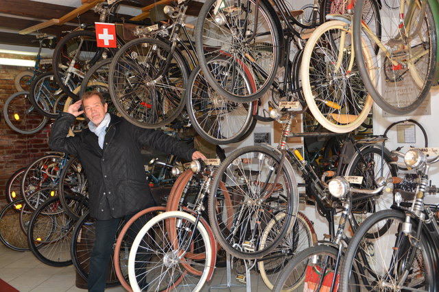 150 geschichtsträchtige Fahrräder weiß Manfred Glettler alias der "Herr der 1.000 Dinge" in seinem Besitz. Am 26. Oktober öffnet er ein letztes Mal in seinem Museum in Altenmarkt für Besucher die Tore.