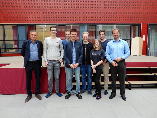 Das Projektteam aus dem Schärdinger Gymnasium, das ein Marketingkonzept für regionale Lebensmittel entwickelt: Von links: Josef Lehner von Genussland OÖ, Paul Joos, Johannes Haberfellner, Professor Gregor Stadler, Lukas Strasser, Sophie Rockenschaub, Simon Halas und Georg Gumpinger von Gut&Co. | Foto: Gut&Co