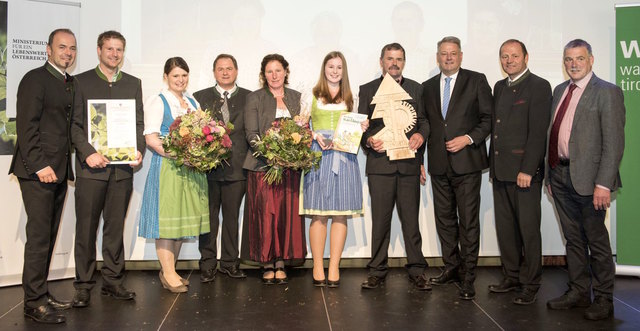 LK-Obmann Josef Hechenberger, BM Andrä Rupprechter, LH-Stv. Josef Geisler und Waldverbands-Obmann Rudolf Köll gratulierten Familie Wurzrainer zum Staatspreis für beispielhafte Waldwirtschaft 2017.