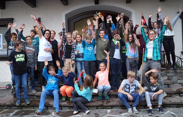 Die Initiatorinnen mit den Jugendlichen vor dem Kirchdorfer Jugendtreff.