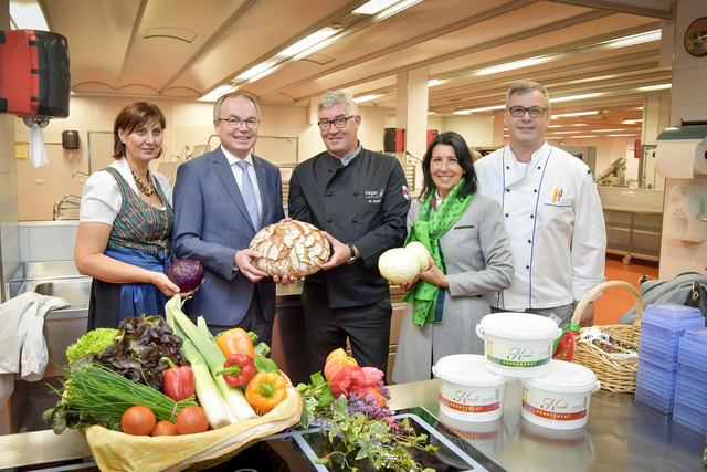 Leiterin Küche Universitätsklinikum St. Pölten Helga Delivuk, Landesrat Dr. Stephan Pernkopf, Bäckermeister Wolfgang Hager, Krautproduzentin Waltraud Harm, Chefkoch Universitätsklinikum St. Pölten Martin Knabb | Foto: NÖ Landeskliniken Holding