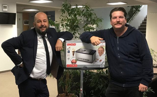 Gewinnübergabe in der Raiffeisen-Bankstelle in Fieberbrunn: Alexander Jurescha freut sich über seine neue Eismaschine von Herbert Ponimayer (li.).