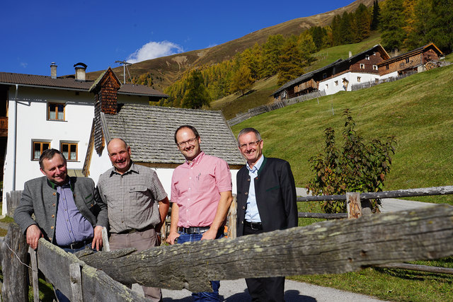 Zufrieden mit der Entwicklung von Freiwillig am Bauernhof: (v. l.) Bezirkslandwirtschaftskammer-Obmann Elmar Monz, Landwirt Josef Plangger und LK-Bezirksstellenleiter Peter Frank und Freiwillig am Bauernhof Obmann Christian Angerer. | Foto: Tiroler Maschinenring