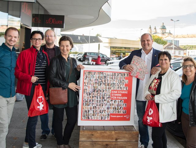(v.l.n.r.): Kommunalmanager Bernhard Wurm, Bettina Feilinger, John Haas, Bundesfrauenvorsitzende Gabriele Heinisch-Hosek, Bürgermeister Alois Schroll, Bezirksfrauenvorsitzende Charlotte Zimmerl und Dagmar Raffetseder-Hammer.﻿