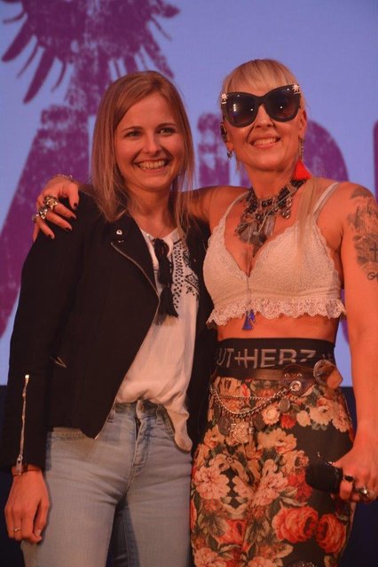 Bettina Niederbichler mit Hannah und der von ihr gestalteten Sieger-Brille | Foto: KK