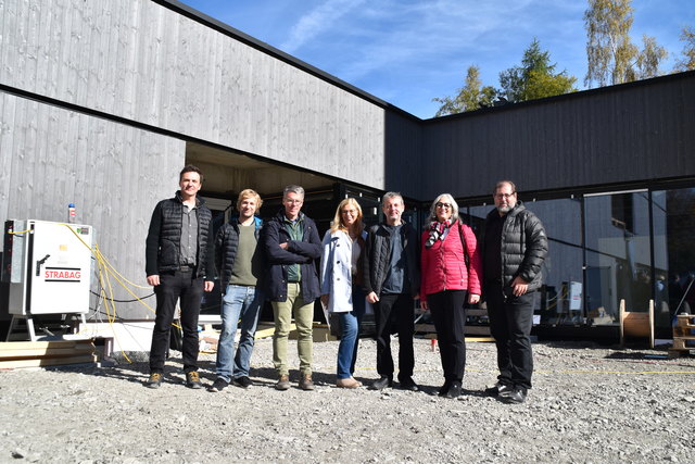 v.l. Admir Music – Alpsolar, Matthias Burkert – Alpsolar, Leiter des Bauamtes der Diözese Klaus Lechner, Leiterin des Bildungshauses Barbara Haas, Architekt Martin Gamper – teamK2, Geschäftsführerin Angelika Hofherr, Architekt Dietmar Ewerz – teamK2