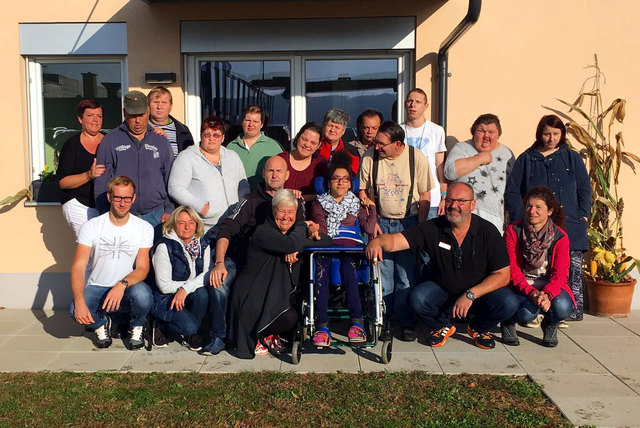 Das Team von Pflege mit Herz gemeinsam mit ihren Klienten.