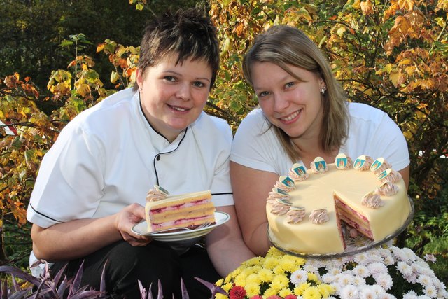Die Guttaringer Konditormeisterin Michaela Sonnberger die Guttaringer Torte kreiert. Gemeinsam mit ihrem Team rund um Barbara Reif (rechts) und Althofner Hak-Schülerinnen entstand die Köstlichkeit