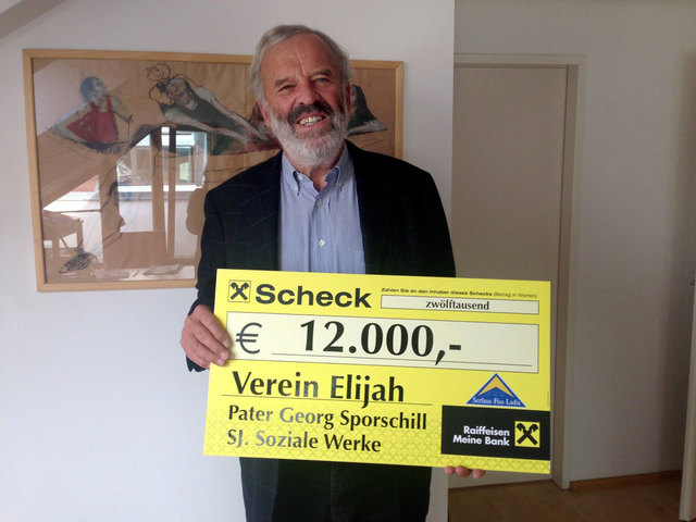 Die Freude ob der Summe ist Pater Georg Sporschill ins Gesicht geschrieben.