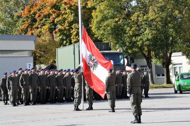 250 Soldaten der Hackher-Kaserne nahmen Aufstellung beim Hissen der Fahne.