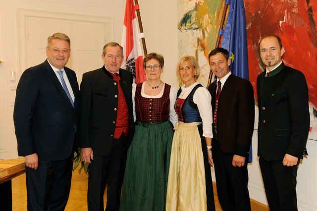 BM Andrä Rupprechter, Hermann Kuenz mit seiner Frau Martina,  Hans Gwiggner mit Lebensgefährtin Gitti Huber und LK-Präsident Josef Hechenberger. | Foto: BMLFUW/William Tadros