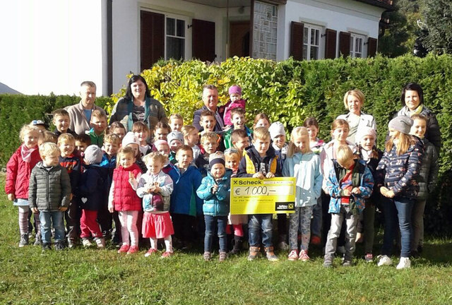 1.000 Euro für neue Spielgeräte gab es für Kindergarten und Volksschule Hannersdorf.
